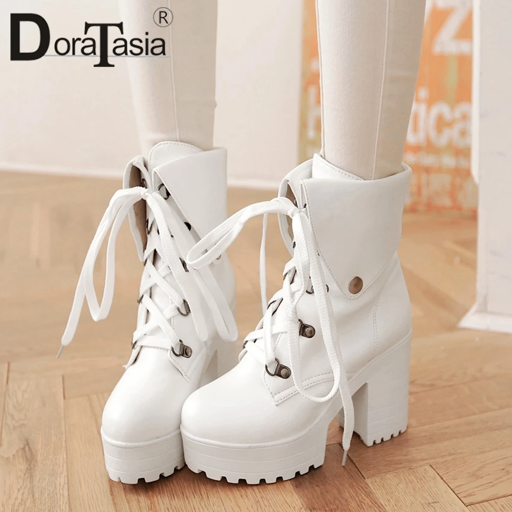 Классические ботинки DORATASIA с металлическим декором на платформе со шнуровкой