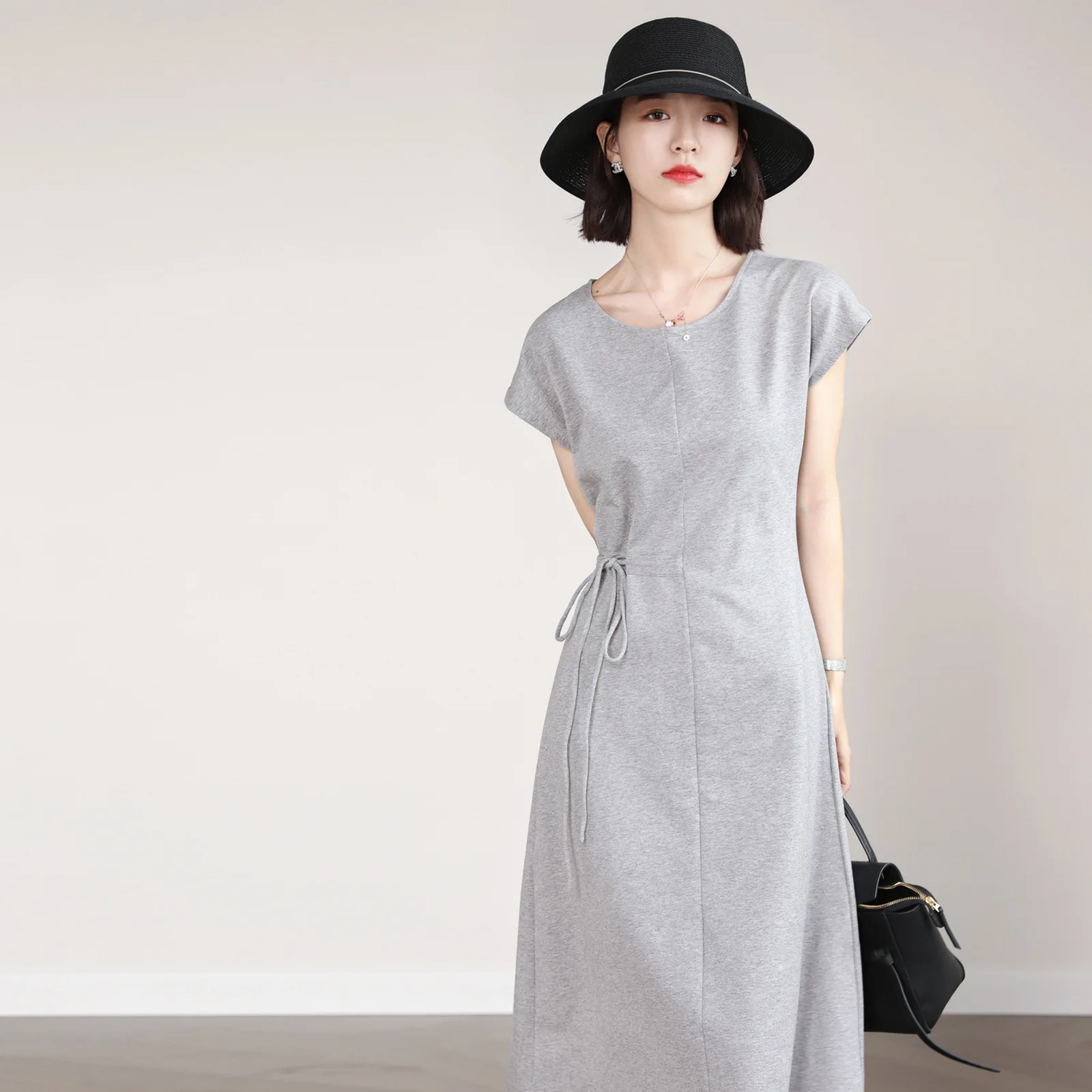 

The representative of Ji Jian brings out a cool summer feeling. Lace up waist solid color medium long dress