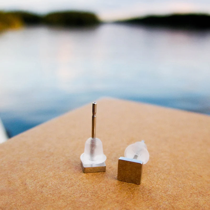 Laramoi простые серьги гвоздики для женщин Геометрические Квадратные из