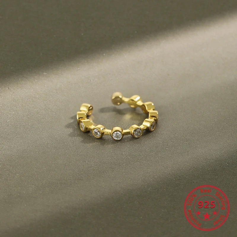 

Женское кольцо из серебра 925 пробы с инкрустированным цирконием