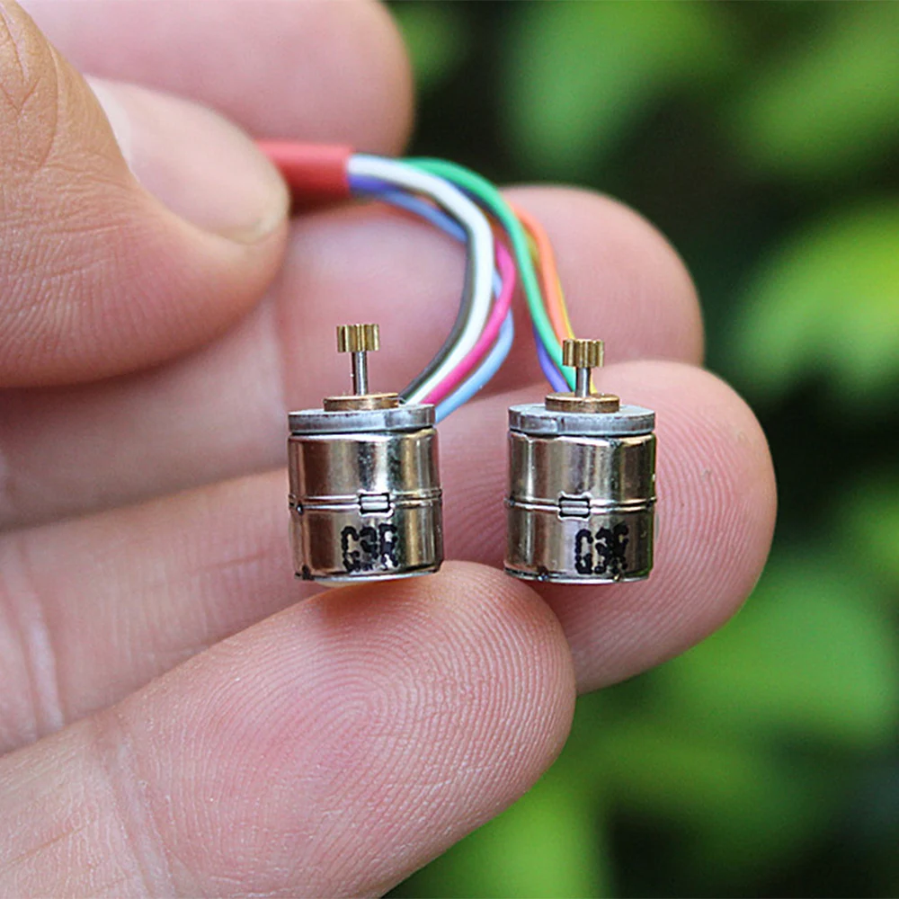Миниатюрный шаговый двигатель 8 мм 2 фазы 4-проводной с медной шестерней и