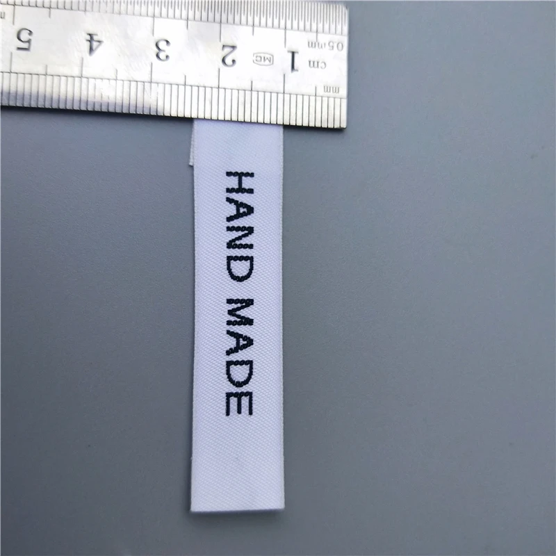 Высококачественная повязка на руку для пальто ручной работы белом фоне с черным