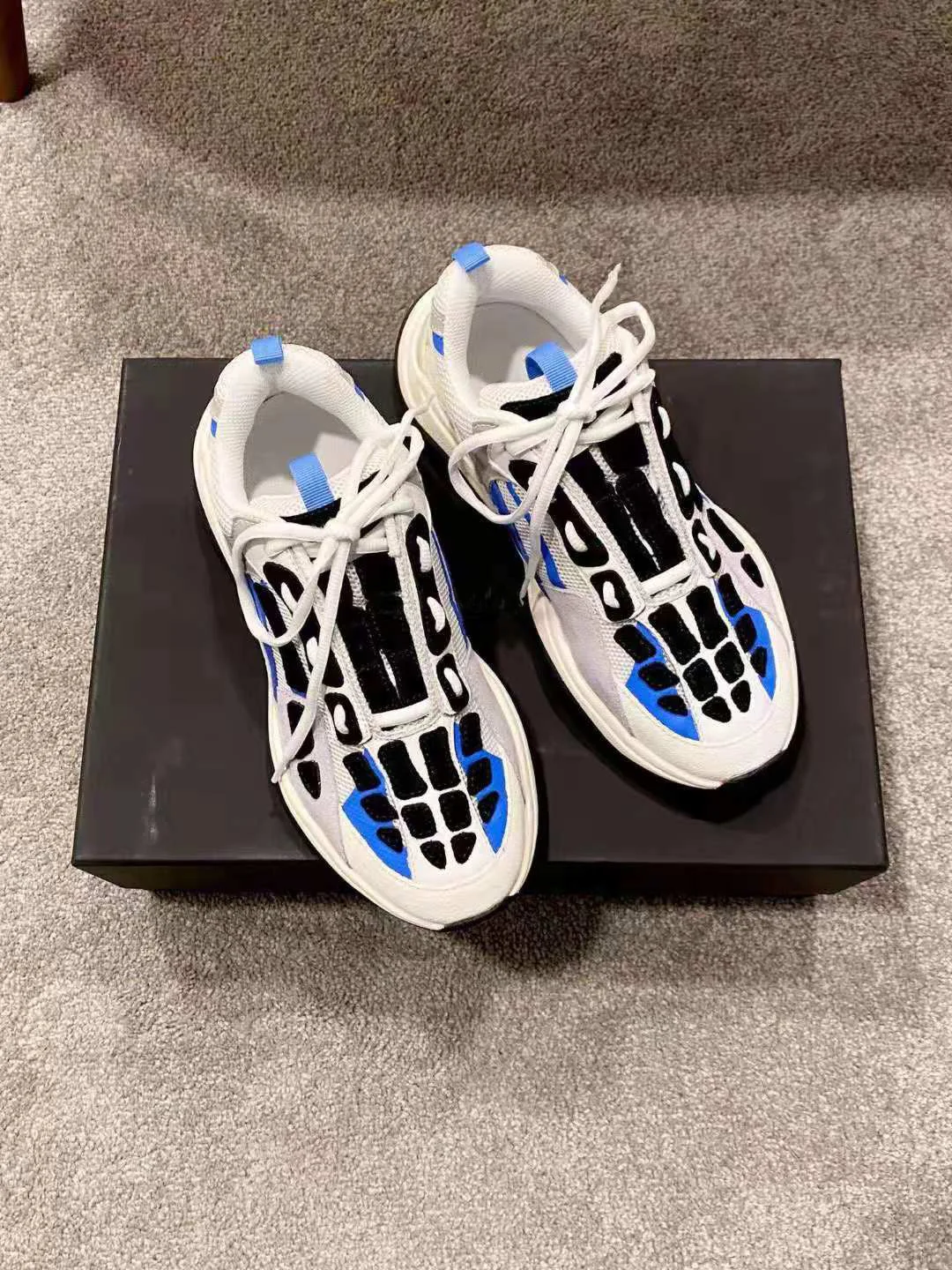 Синие кроссовки на массивной подошве |