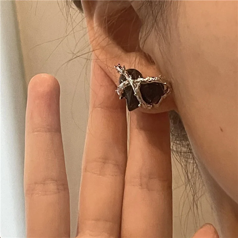 

Vintage Black Thorns Heart Open Earrings For Women Silver Color Love Heart Irregular Gothic Punk Earrings For Men Jewelry