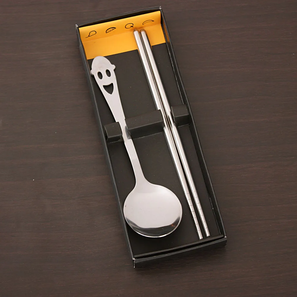 

1 Набор, круглые палочки с улыбающимся лицом, палочки для еды/столовая посуда из нержавеющей стали, большая ложка, палочки для еды, посуда из ...