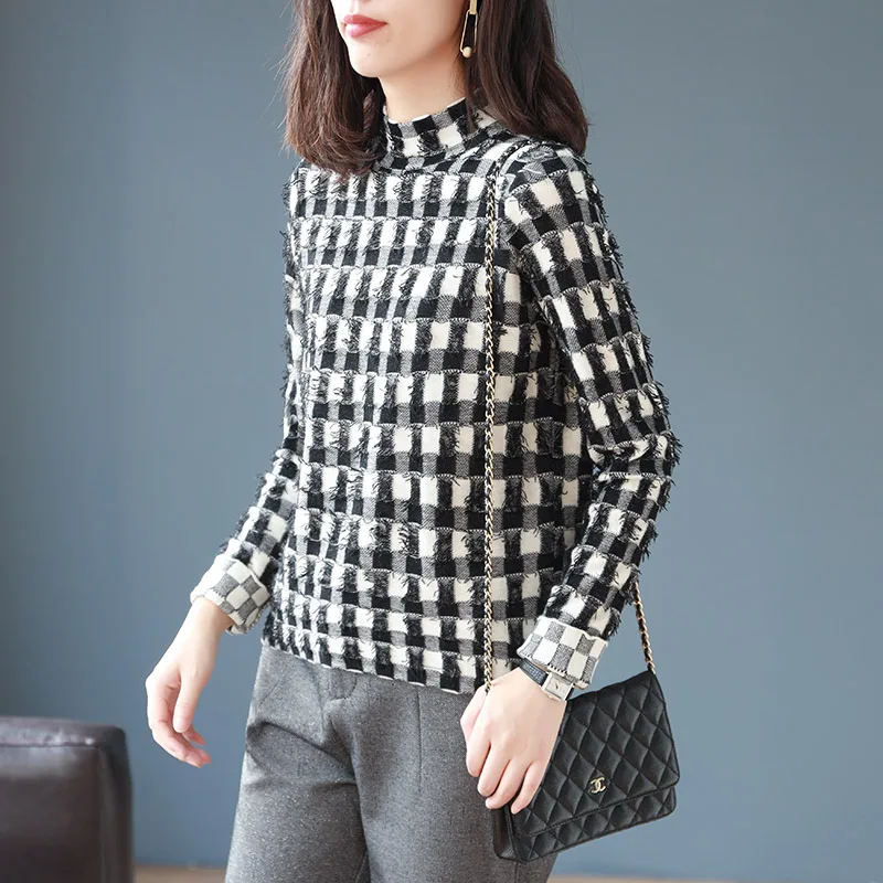 Женский трикотажный пуловер модельный свитер с воротником-хомутом белый черный