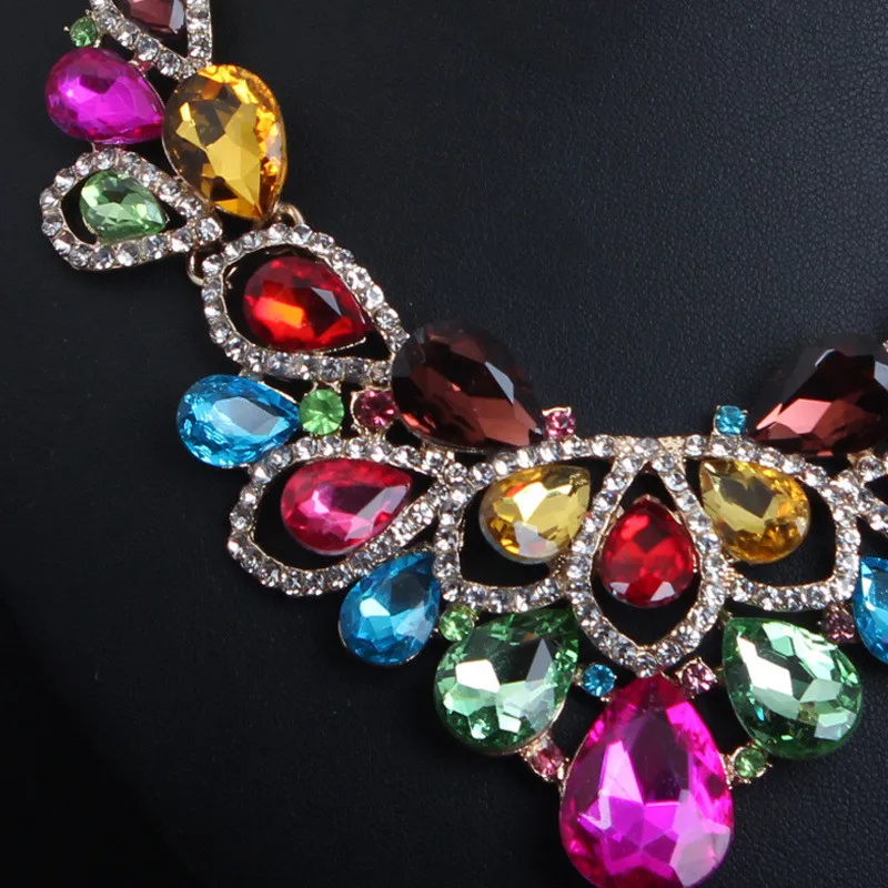 Женский ювелирный комплект из колье и серёг золотистого цвета|Ювелирные наборы