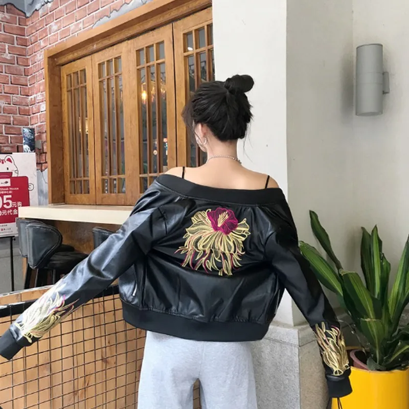 Женская кожаная куртка с цветочной вышивкой сезон весна осень Черная из