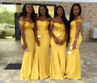 Платье подружки покроя желтого цвета с блестками