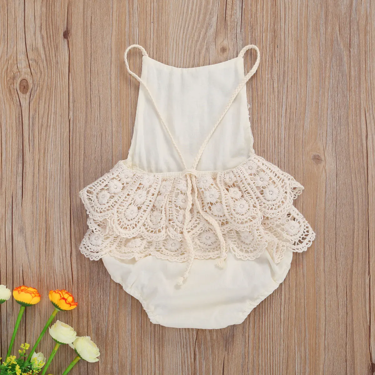 Однотонный кружевной комбинезон без рукавов на бретельках с оборками для