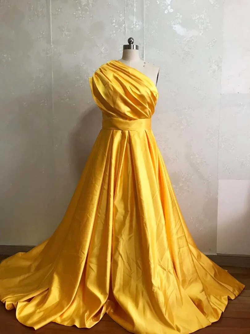Желтое плиссированное платье на одно плечо без рукавов высокой щели для