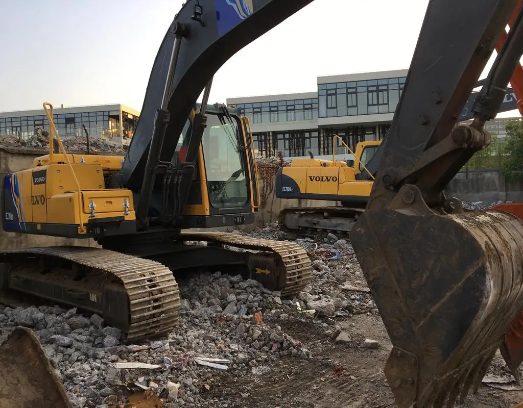Подержанный японский экскаватор volvo EC210BLC 20t для продажи на площадке в