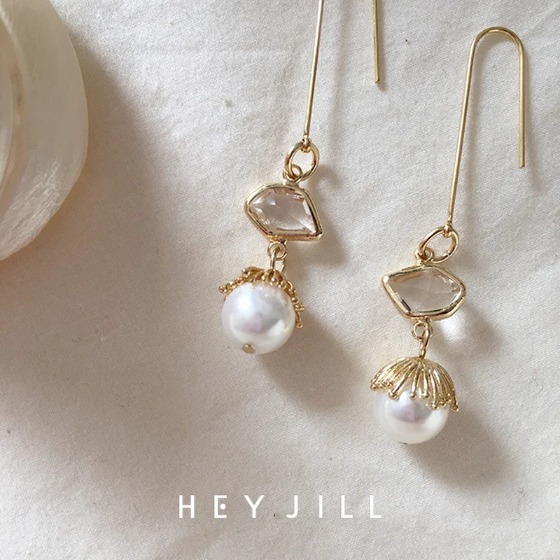 

A pinecone INS Minority Shijia Pearl Crystal Geometric U Shape Long Earring