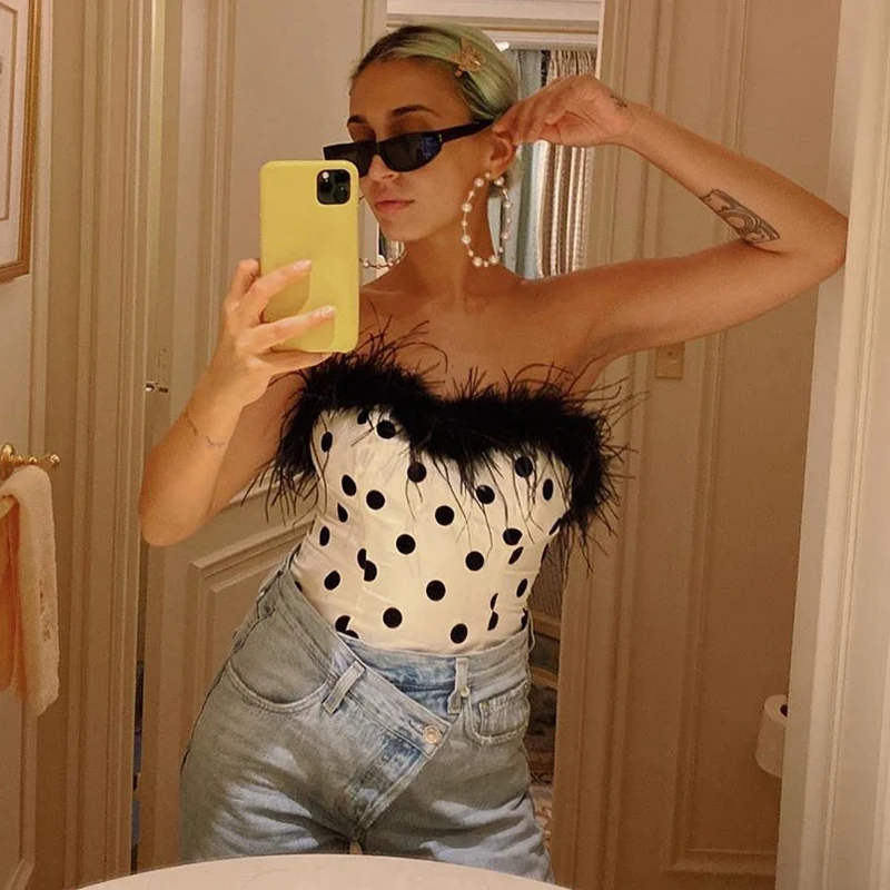 Женские топы Сексуальный Топ без бретелек бандо летние в горошек с перьями белые