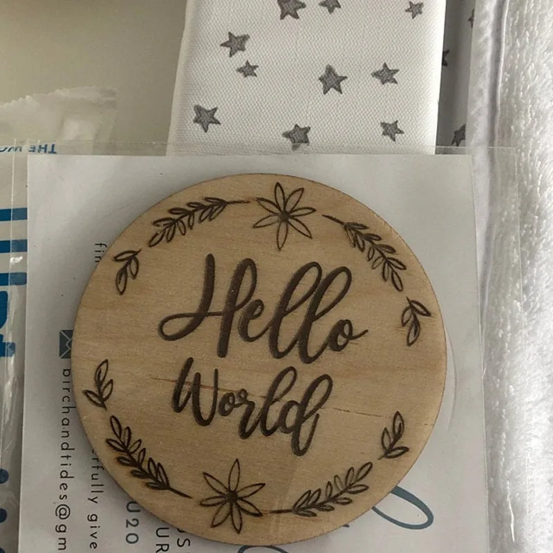 Здравствуйте я новый здесь выгравированный бирка объявления новорожденного