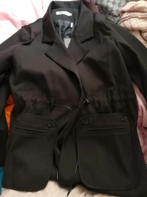 Женский свободный пиджак на одной пуговице с карманами и кулиской осенняя