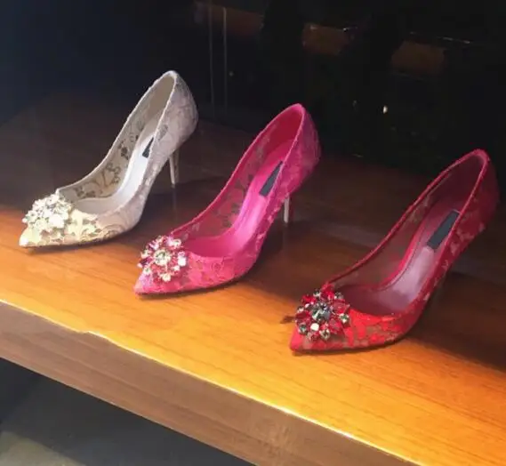 Туфли на высоком каблуке Moraima Snc украшенные кристаллами с острым носком кружевная