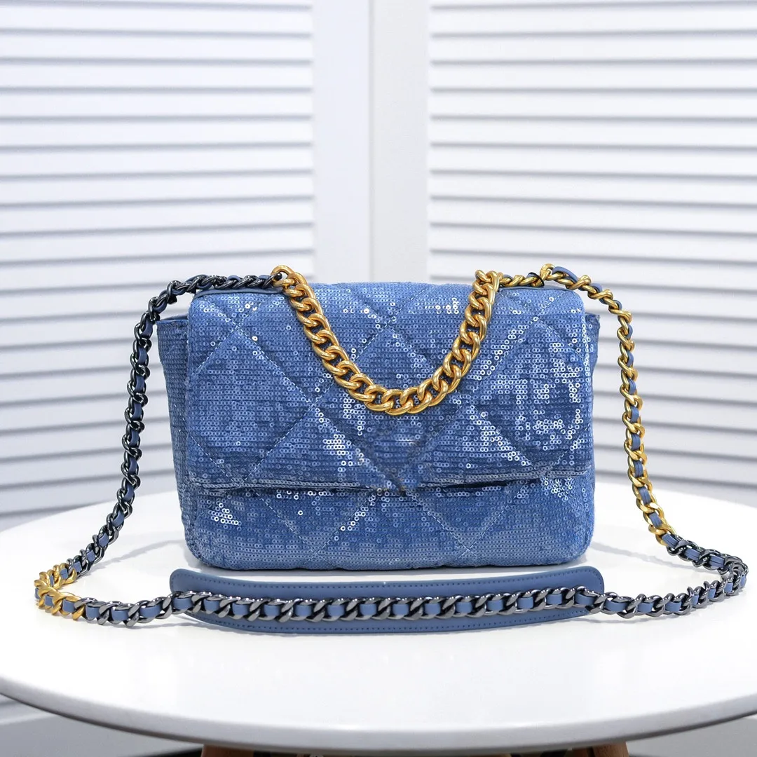 

The new ladies sequin bag can be hand-carried, cross-carried, side-carried, shoulder-carried, perfect all-match bag