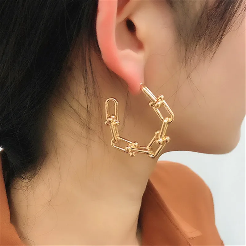 

At the beginning of 2021, the trend of simple geometry C earrings personality metal hollow chain splicing female earrings