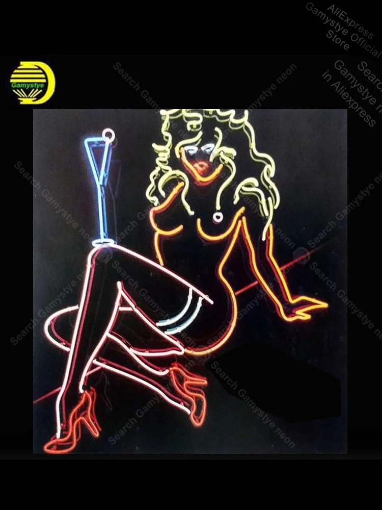 Привлекательная девушка с коктейльным неоновым знаком неоновые лампочки знаки