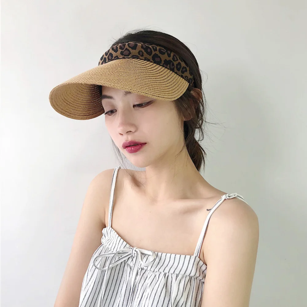 Пустая пляжная соломенная шляпа с широкими полями леопардовым принтом