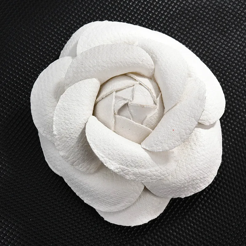 White Новинка, Корейская брошь ручной работы из искусственной кожи, цветок камелии, бутоньерка на лацкан, брошь на булавке, ювелирные броши, корсаж, подарки для женщин, аксессуары - Окраска металла: White