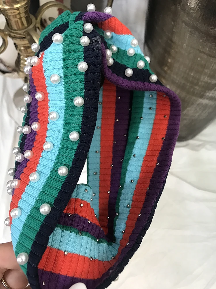 Женская повязка на голову с жемчужинами и радужными полосками |