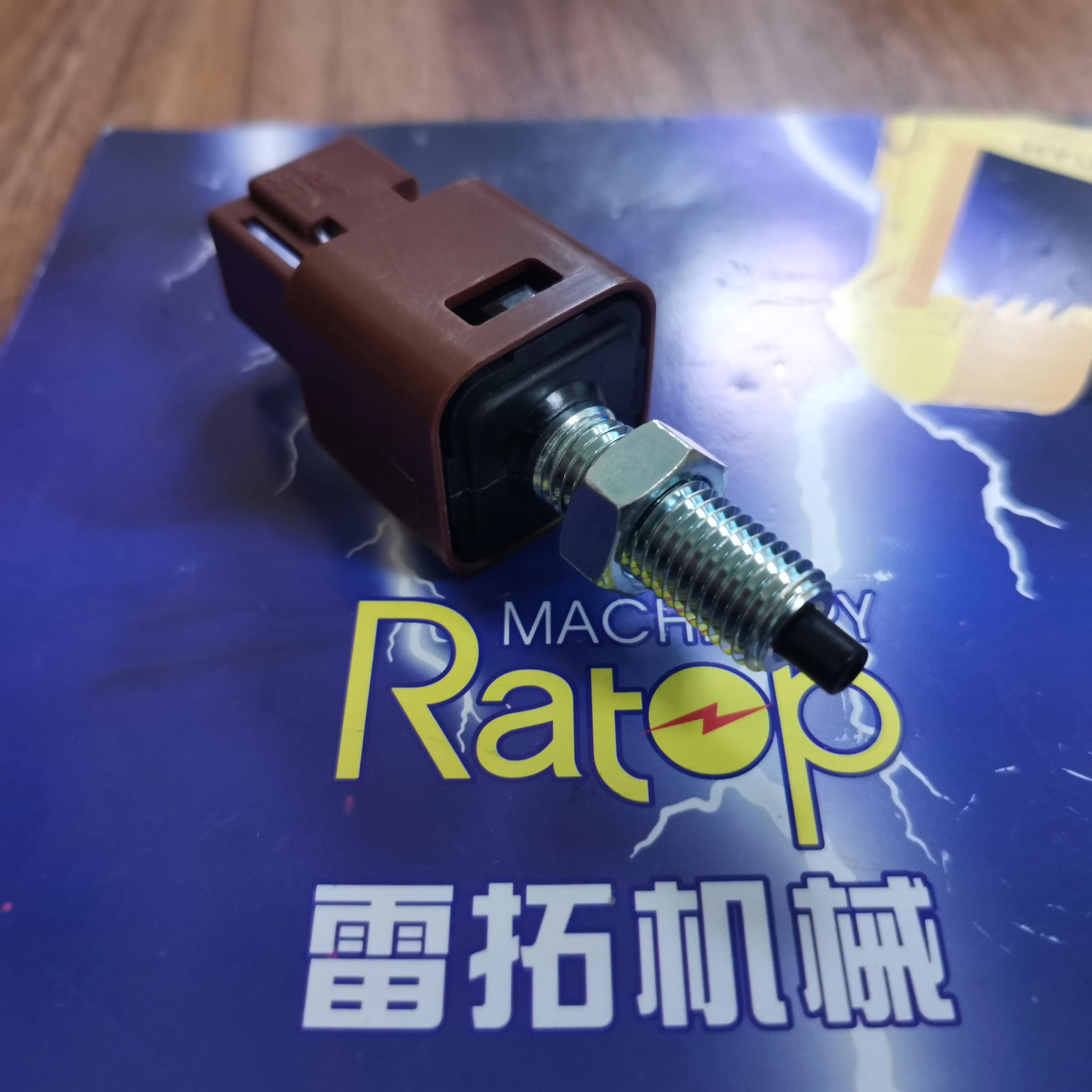

Genuine 4HK1 brake light switch 8-98000028-0 Switch Sensor 8980000280