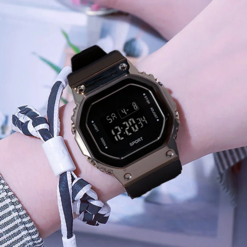 

Спортивные мужские и женские часы, Новинка лета 2021, уличные светящиеся модные многофункциональные электронные часы с квадратным циферблат...