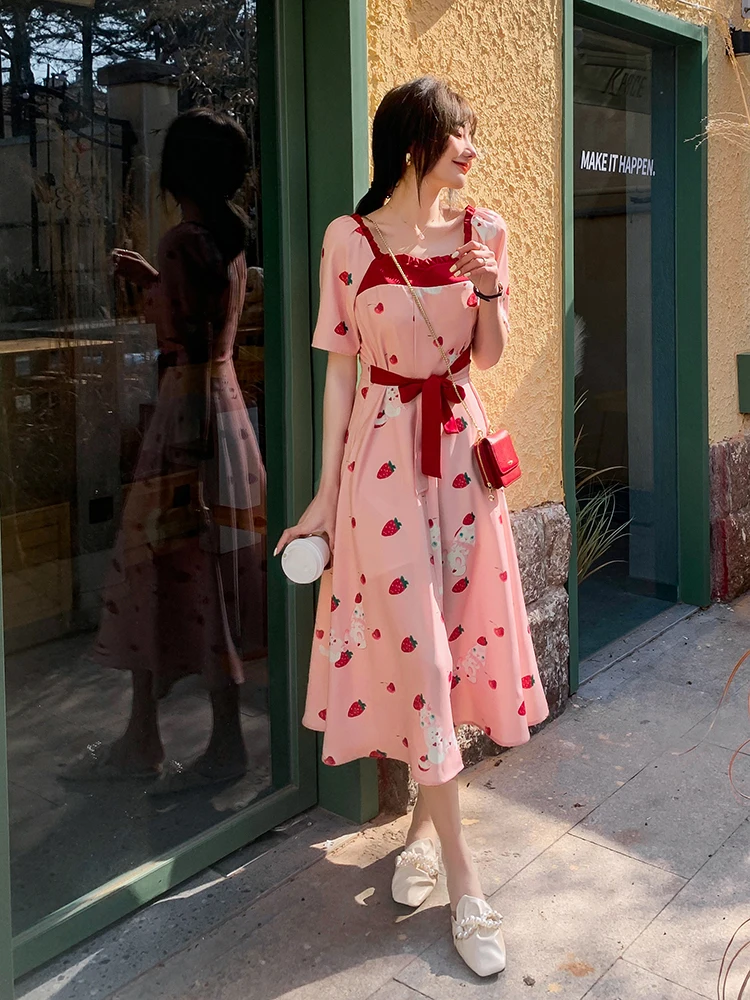 Клубники Милая футболка для девочек с короткими рукавами и повторяющимся