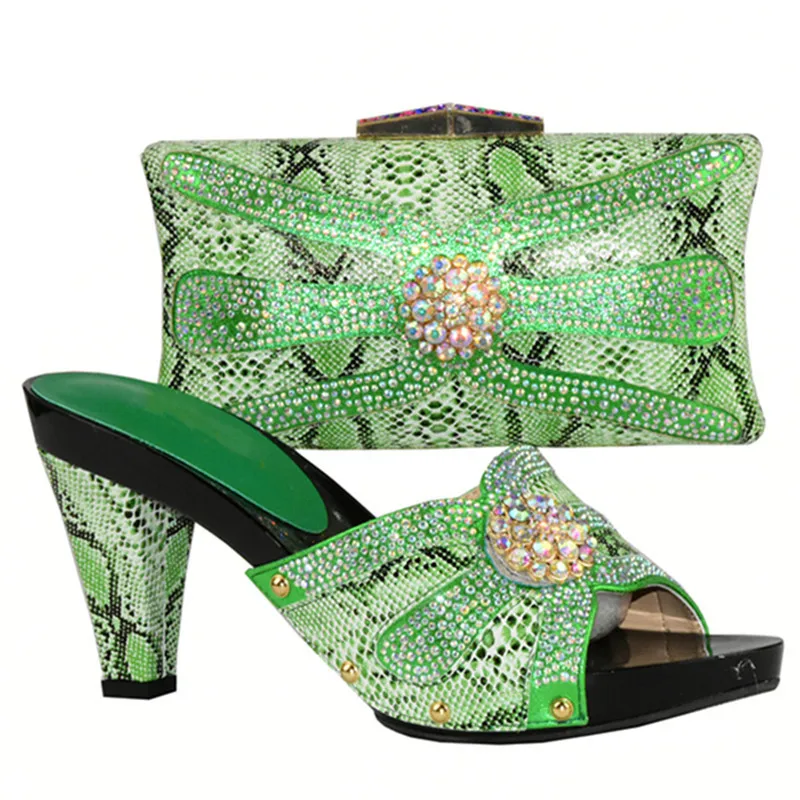 Новейший итальянский комплект из обуви и сумки серебристого цвета украшенный