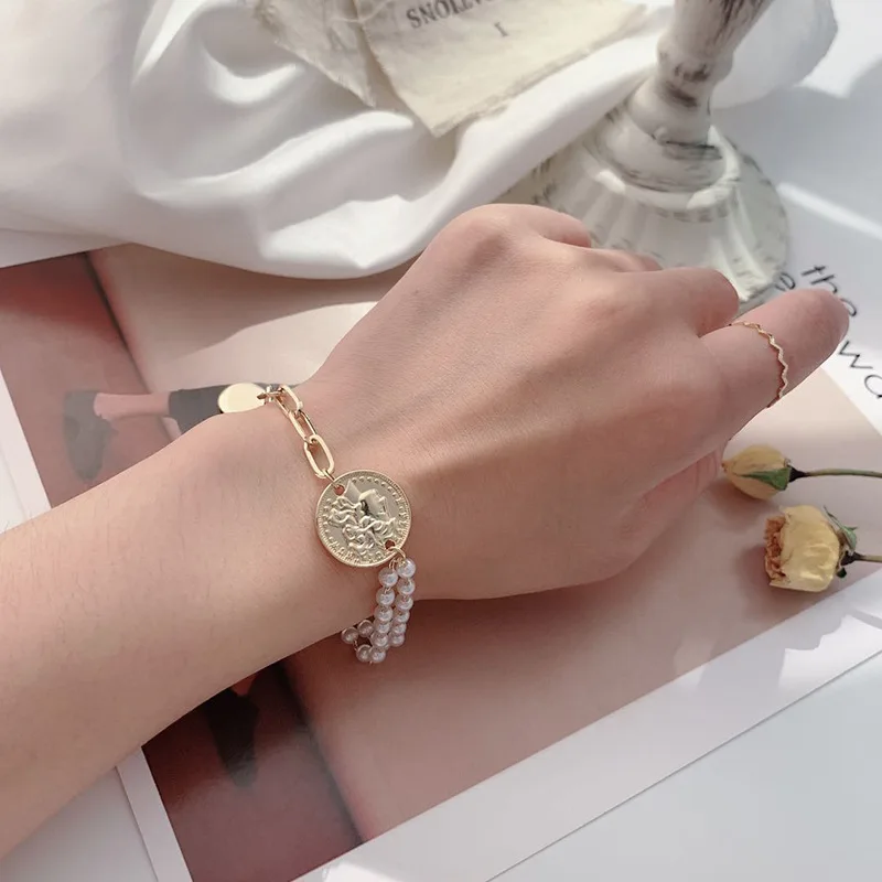 

Gold Color Simulated Pearls Chain Bangle Bracelet Queen Coins Round Wafer Pendant Bracelets For Men Women 2020 Jewelry