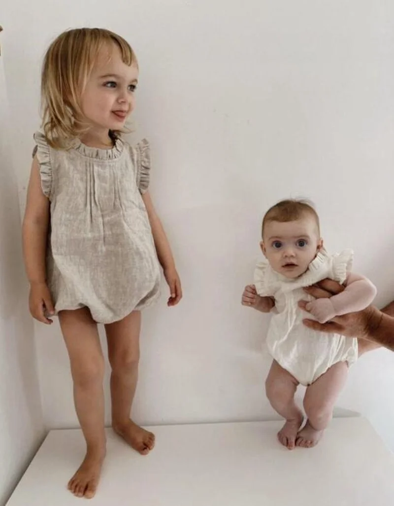 

2021ins European and American summer boy and girl baby original cotton and linen sleeveless lace collar romper