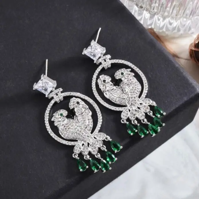 

Fashion green zircon parrot water drop temperament vintage earrings Korean women celebration banquet Luxury bird ear jewelry