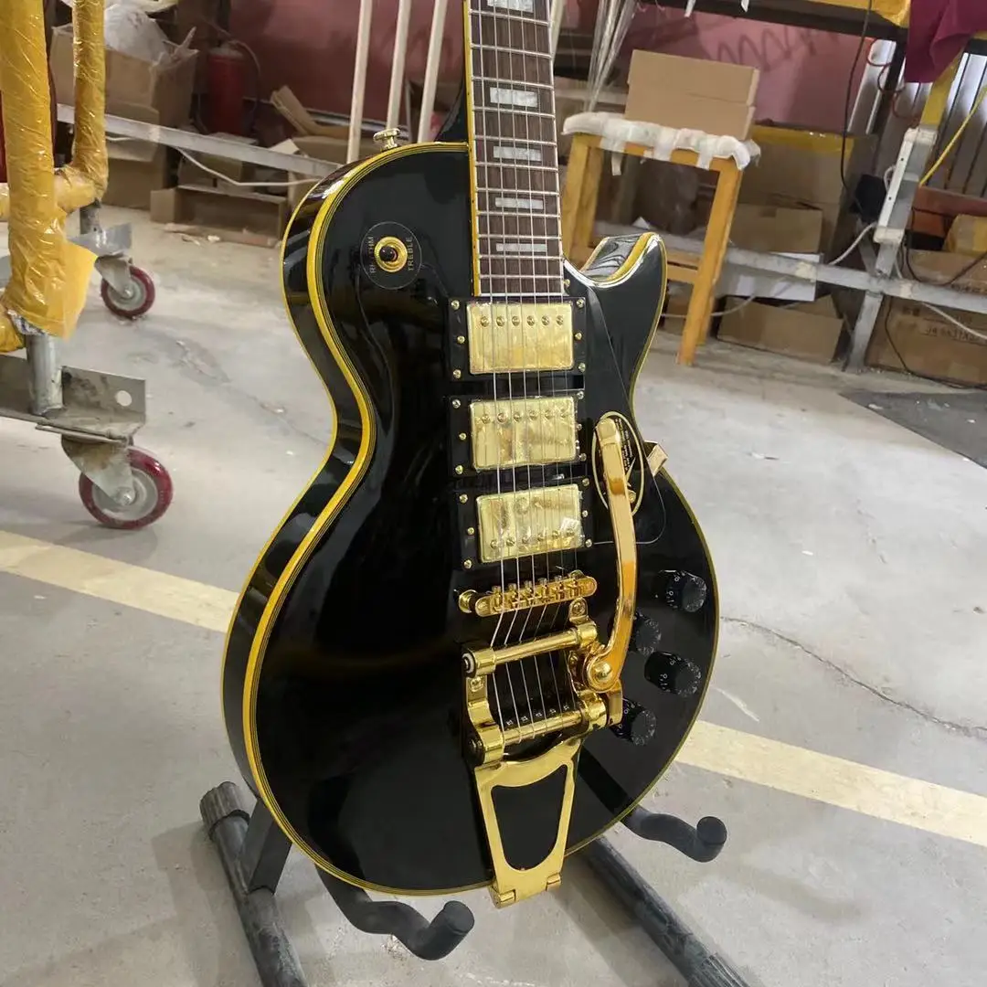 Черная электронная гитара на заказ три пикапа с Bigsby золотая фурнитура золотые
