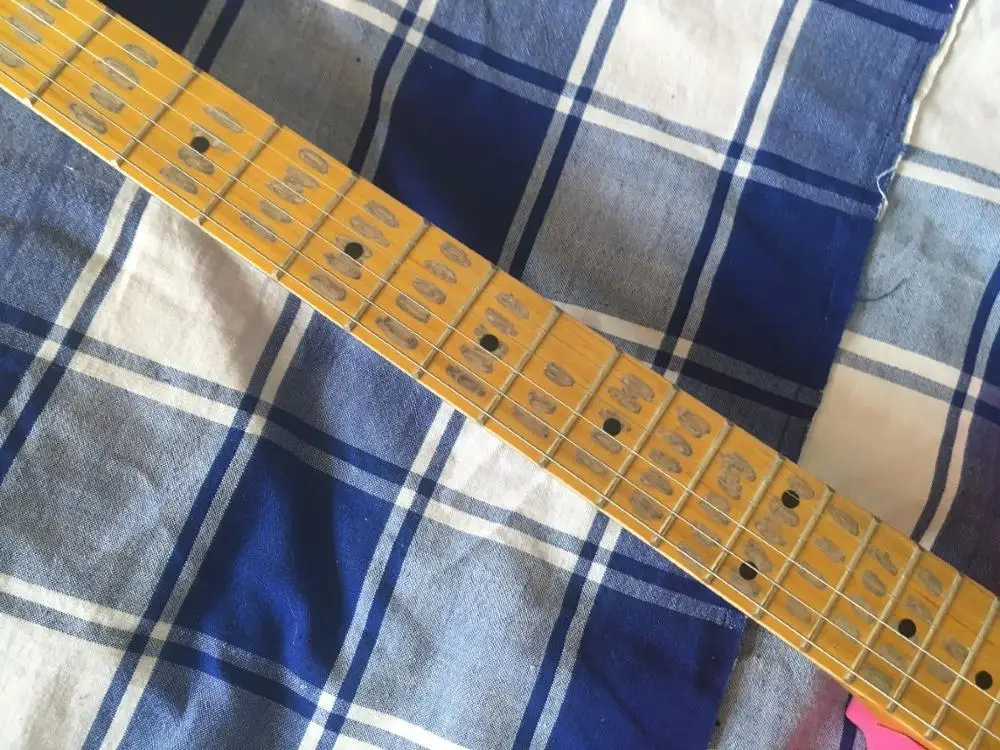 Самая большая ручная релейная студия. Состаренная розовая электрогитара ручной