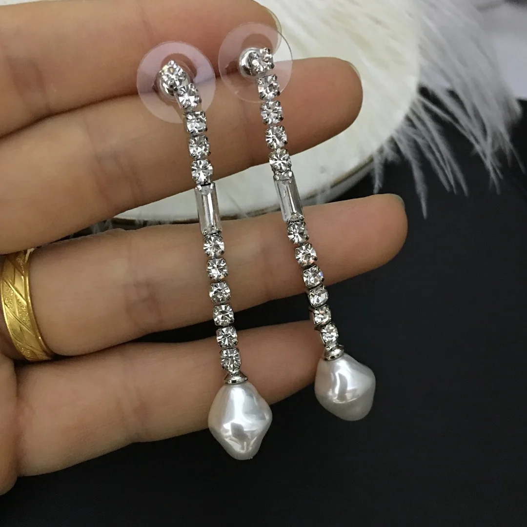 

Длинные серьги в простом стиле