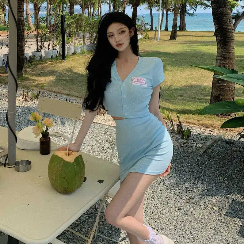 Милая и острая стильная короткая футболка с V образным вырезом открытым животом