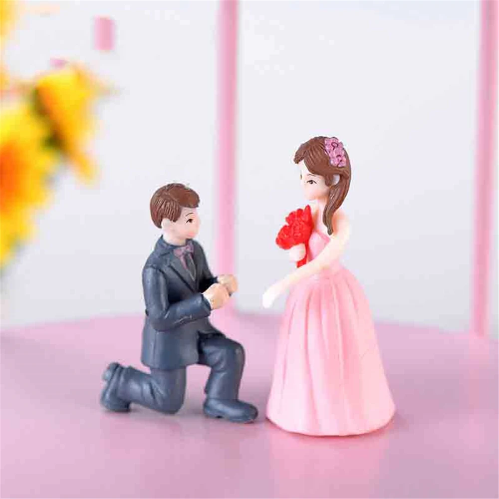 

Resin Mini Propose Marriage Lover Figurines Wedding Doll Miniatures Couple Models For Garden Decoration
