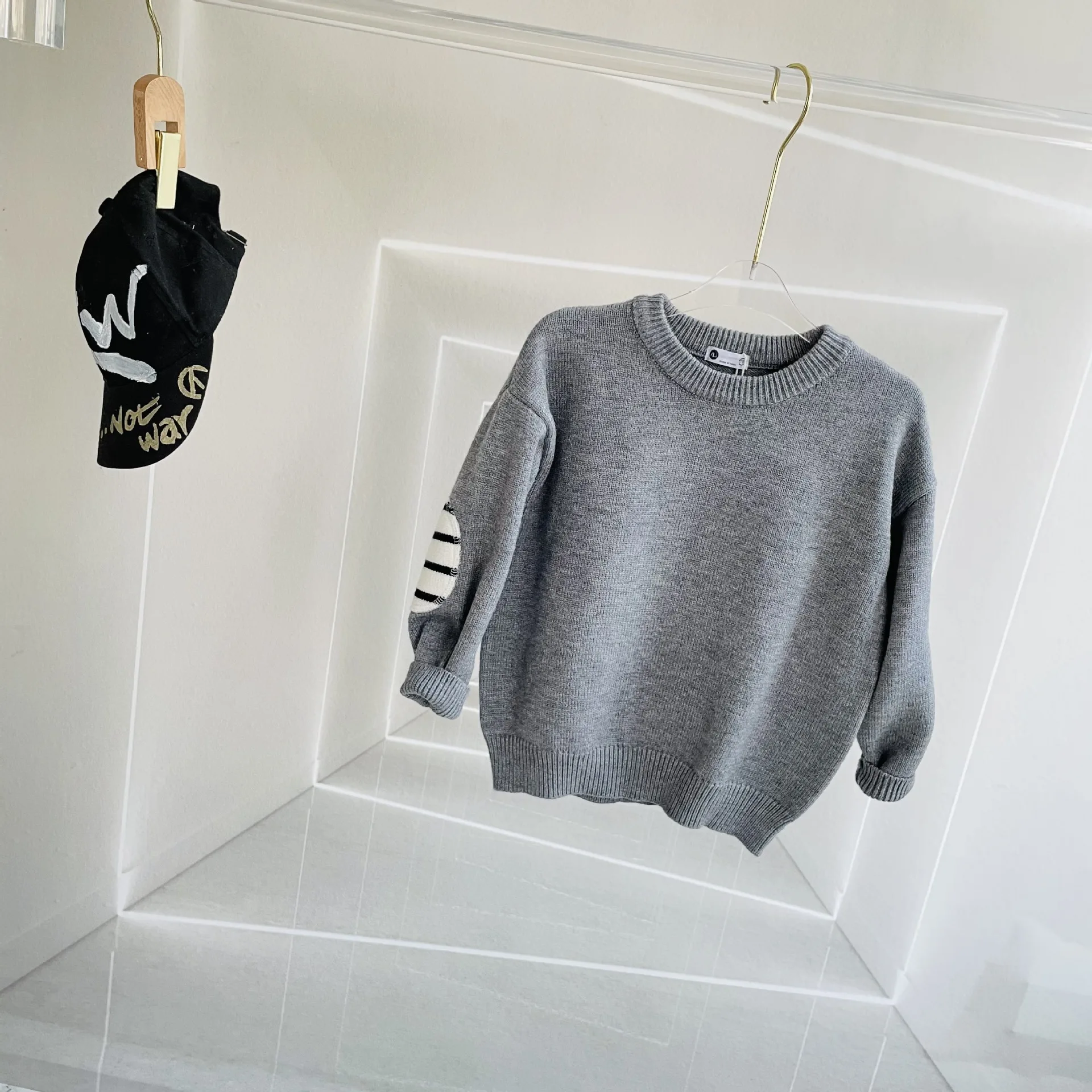 Свитер детский трикотажный с длинным рукавом и круглым вырезом | Детская одежда