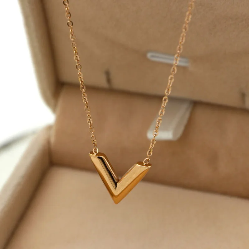 Классический дизайн известный бренд наивысшего качества v-образный кулон
