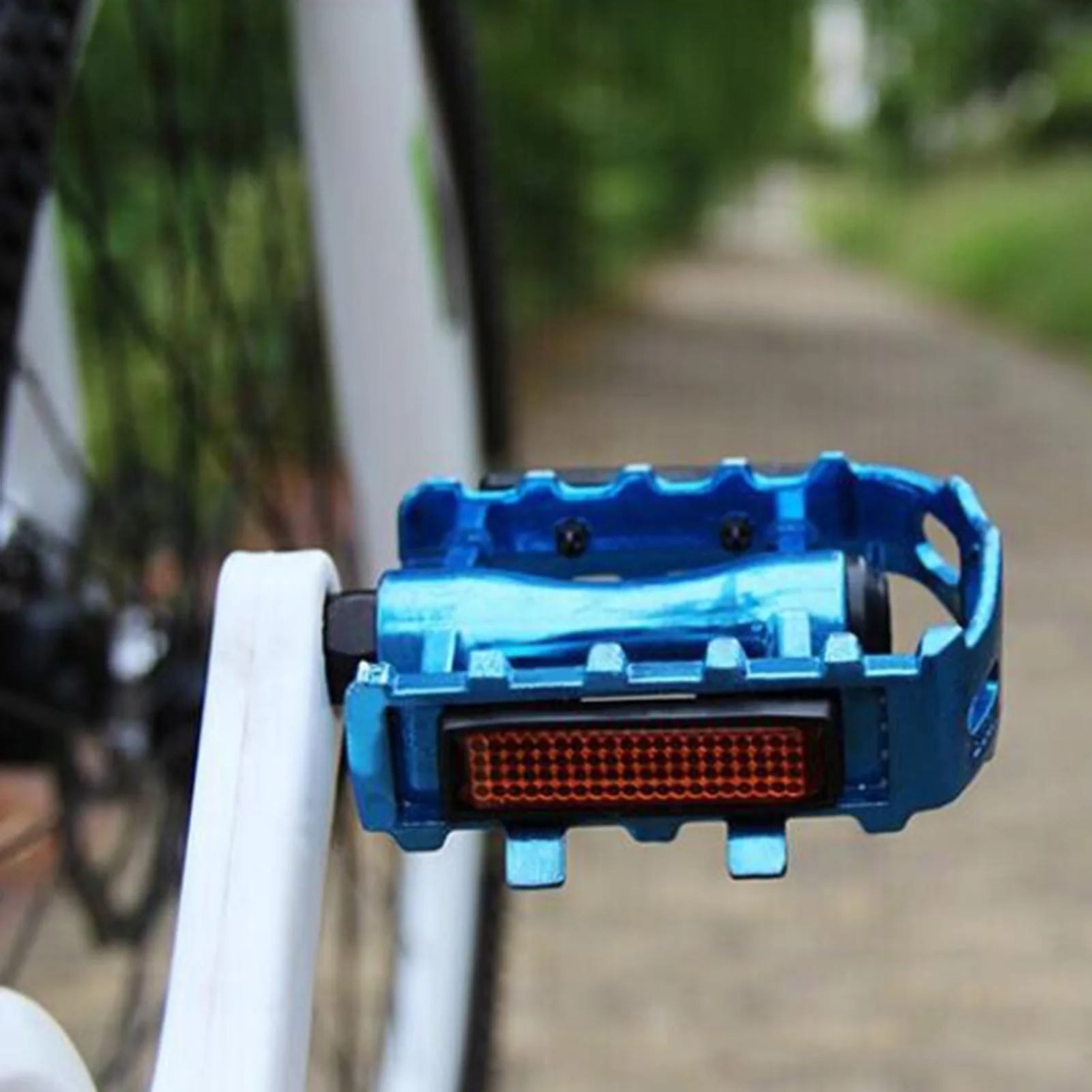 

1Pairs Mountain Bike Pedals Wide Platform Alloy Flat Bicycle Pedals Non-Slip with Reflective Strip Bike Accessories Parts
