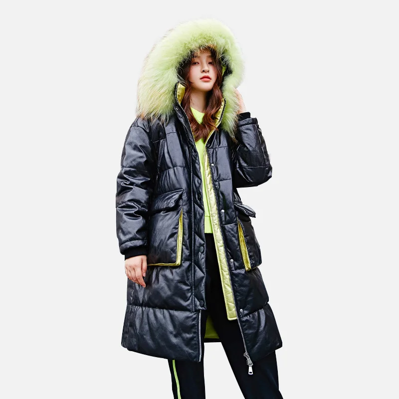 Женский пуховик из натуральной кожи с капюшоном и натуральным мехом енота