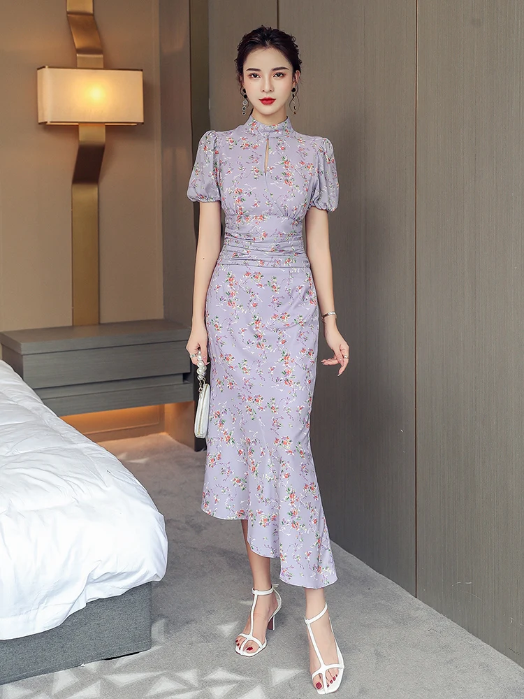 

Женский офисный костюм из топа с коротким рукавом и юбки-футляра с высокой талией