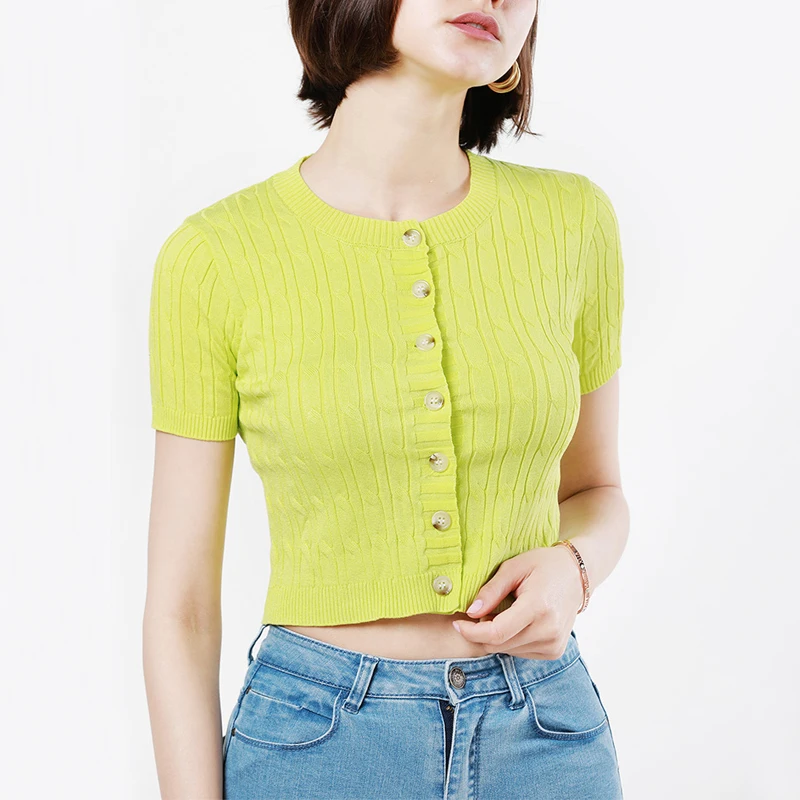 Женский вязаный укороченный топ на пуговицах с круглым вырезом и коротким