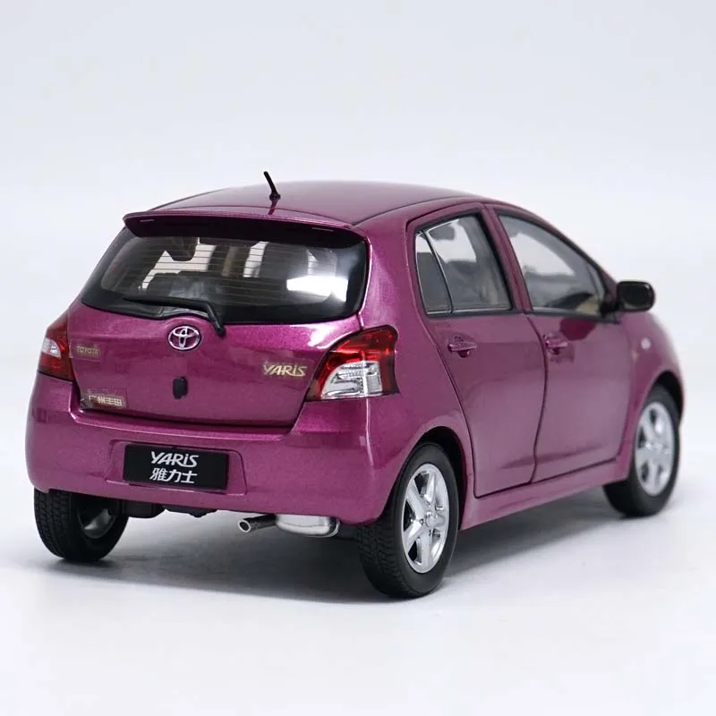 Модель автомобиля в масштабе 1:18 шестидверный открывающийся автомобиль TOYOTA YARIS