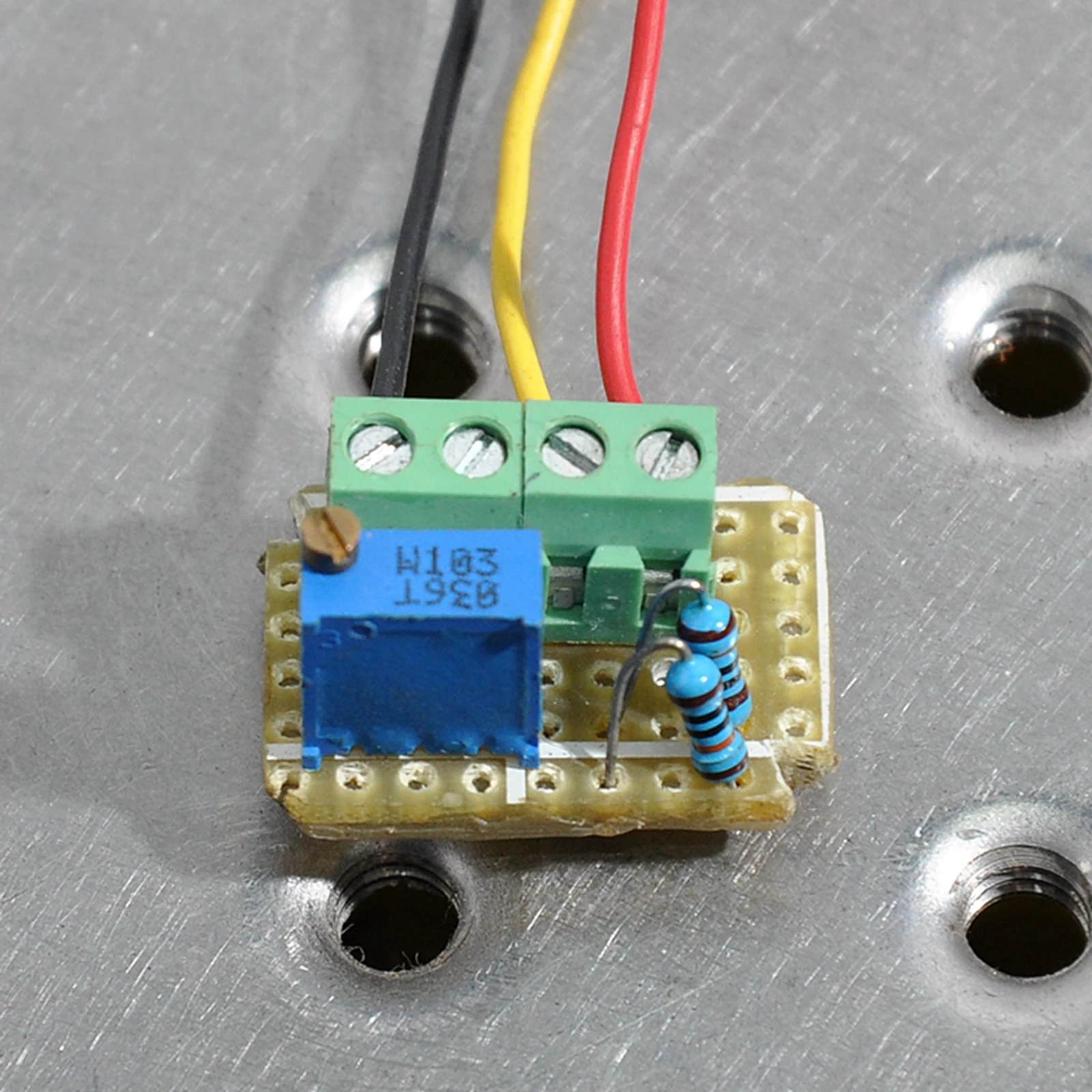 Используется красный точечный Лазер 655 нм 5 мВт