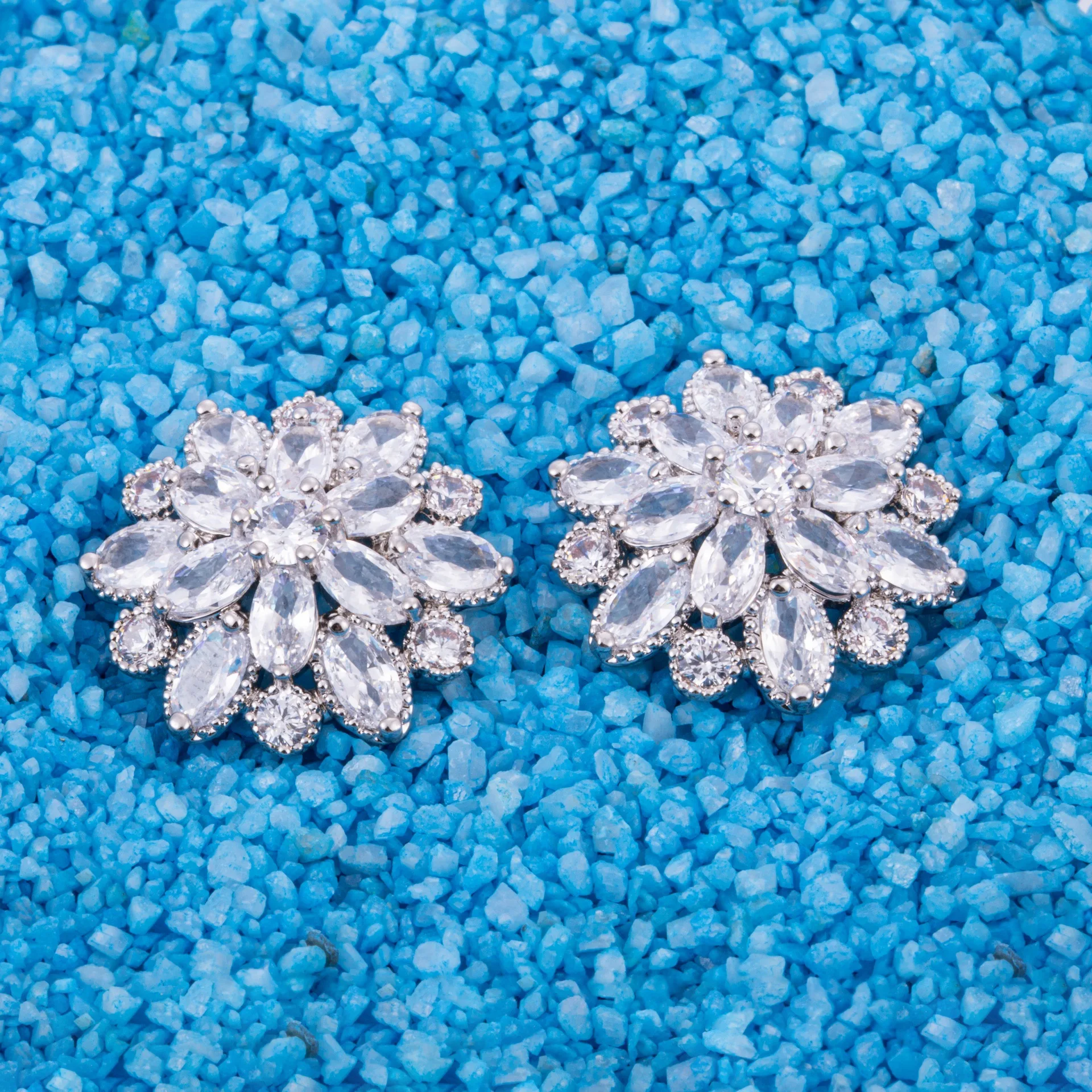 

Fashion Camellia Flower Vintage Earrings Women High-End Personality Camellia Ear Stud Earring Fashion Jewelry Gifts