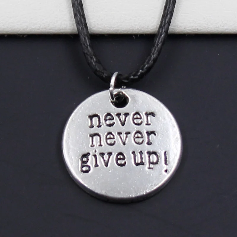 Модное ожерелье с подвеской тарелками Очаровательное черное кожаное никогда не