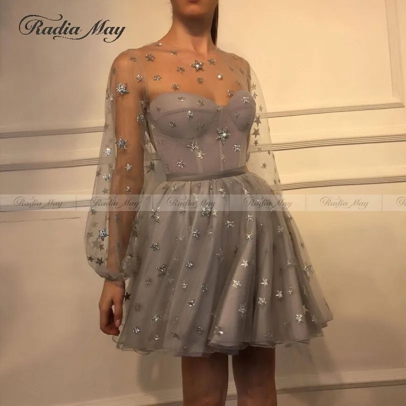 Блестящее серое платье с длинными рукавами для выпускного вечера короткое
